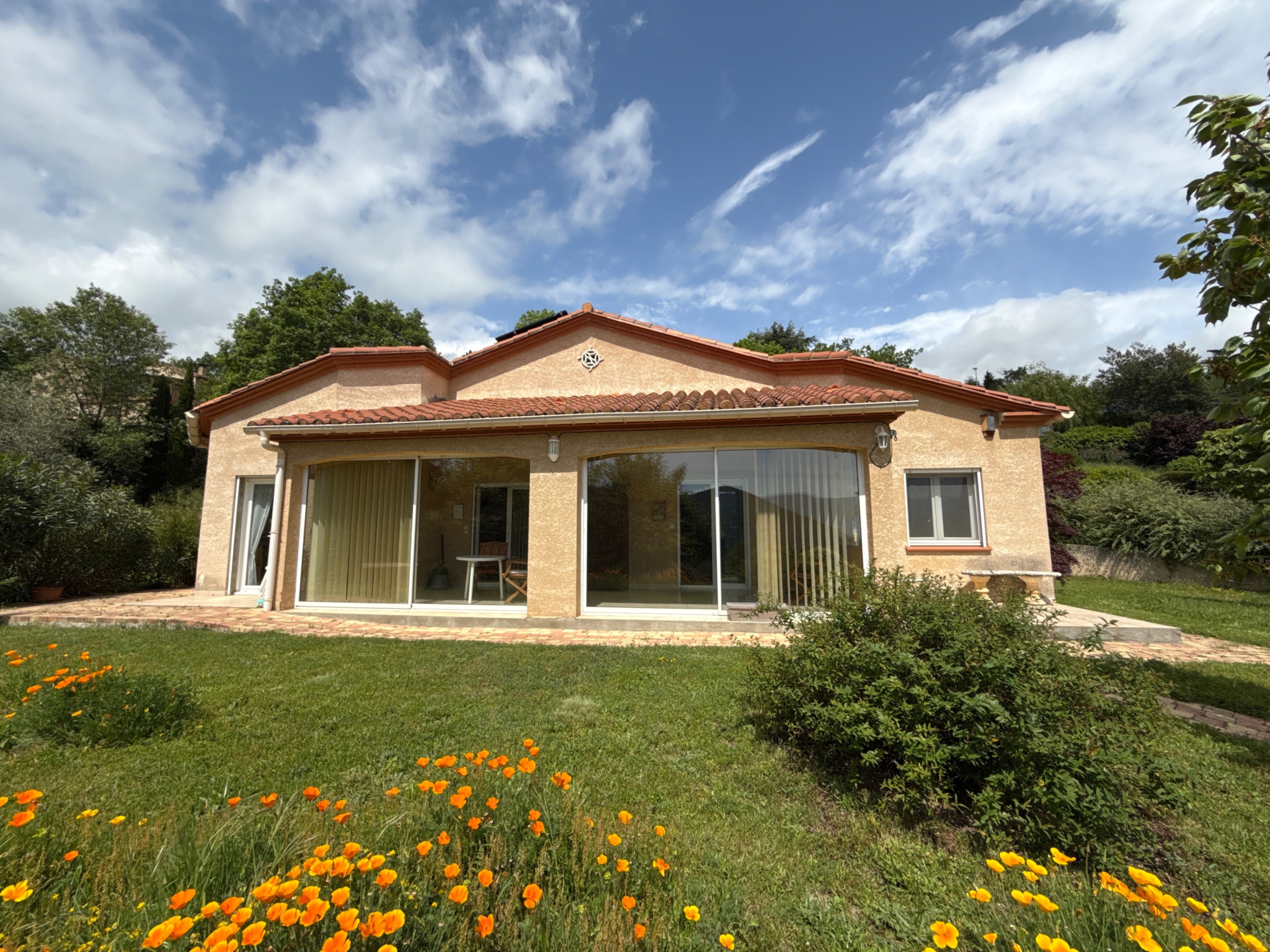 Villa de plain-pied en 4 faces sur terrain de  2575m2