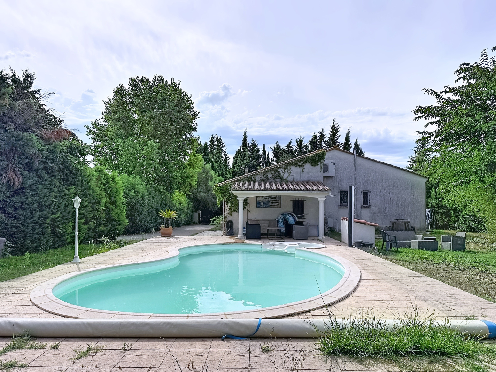 Villa de plain-pied avec piscine et 1,5 hectares de terrain plat et clôturé