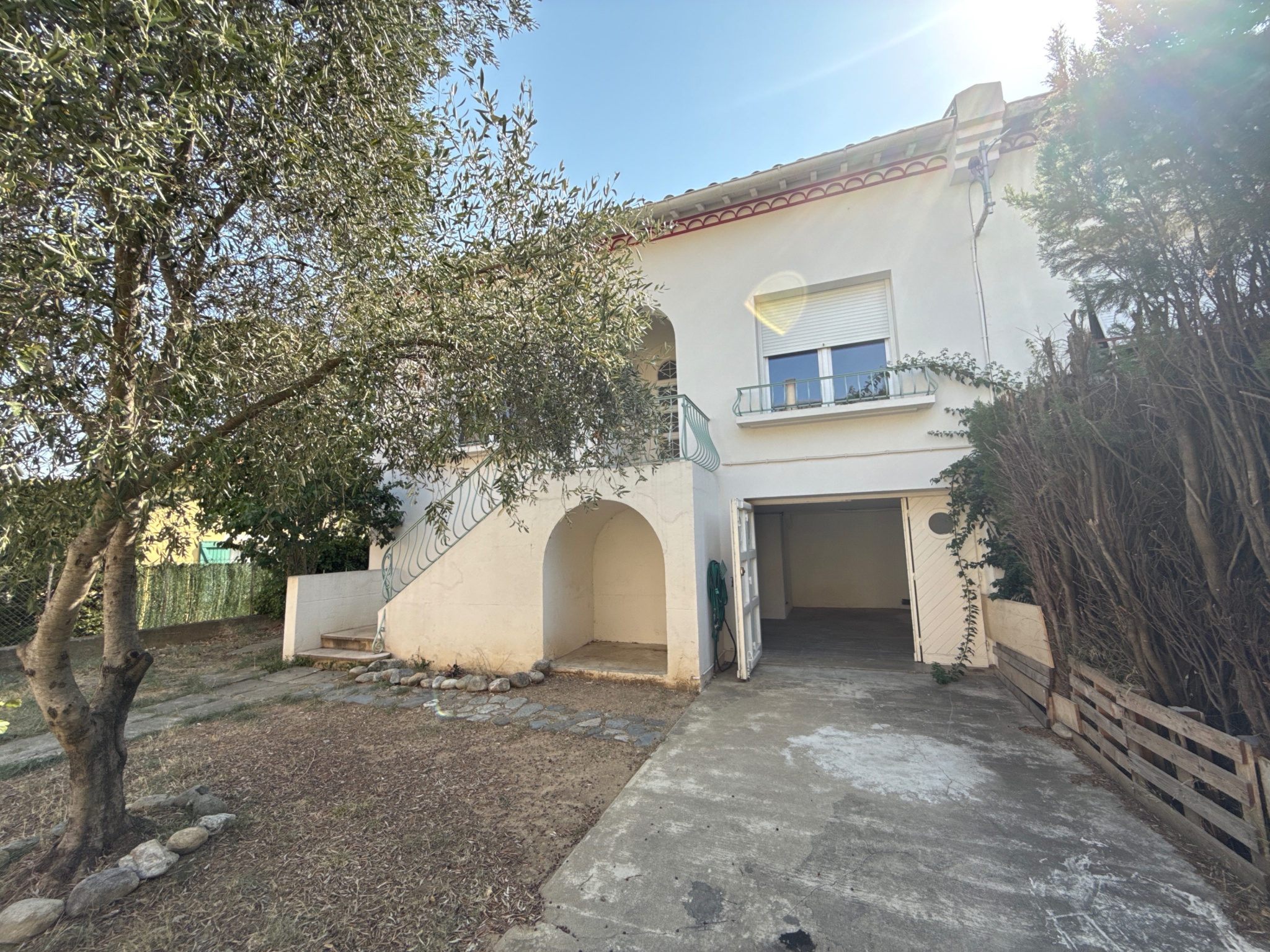 Maison de 3 faces sur 790m2 de terrain proche de commerces